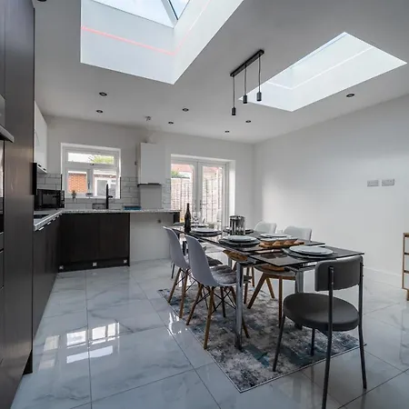 Modern 5 Bed Home In Ealing, Free Driveway Parking, Sleeps 8